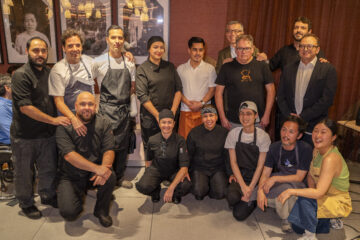 En la imagen, los chefs participantes en el evento, junto a Steve Anderson, creador de Ma Khin. PABLO GRANERO