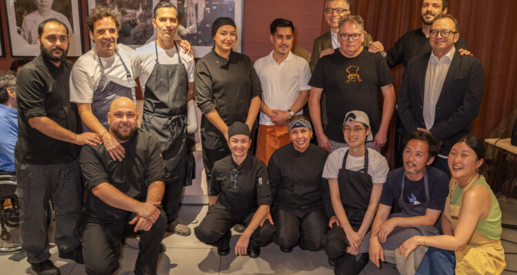 En la imagen, los chefs participantes en el evento, junto a Steve Anderson, creador de Ma Khin. PABLO GRANERO